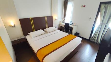 Deluxe, King Bed, Pool Access