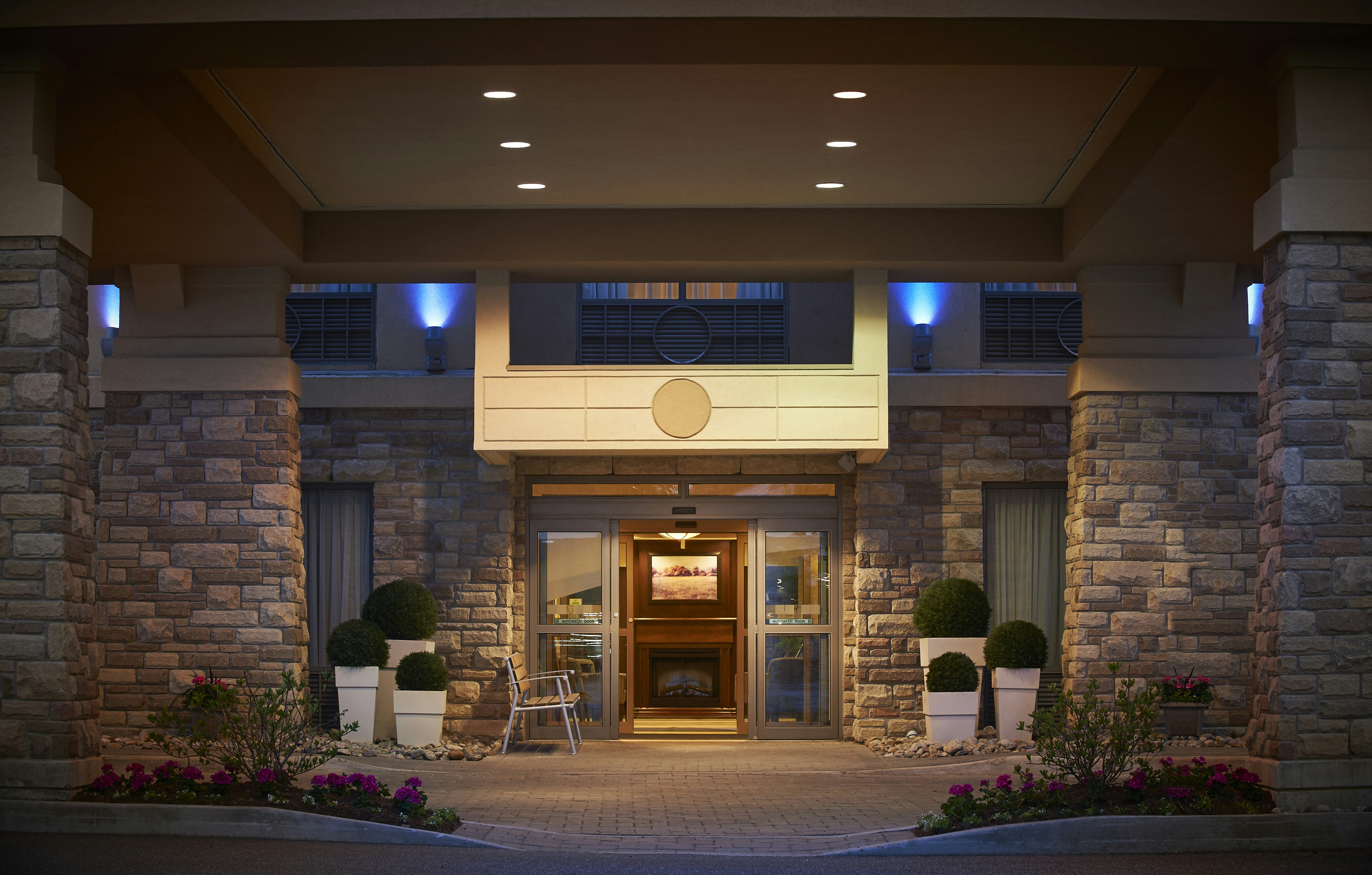 Holiday Inn Express Suites 6/66
