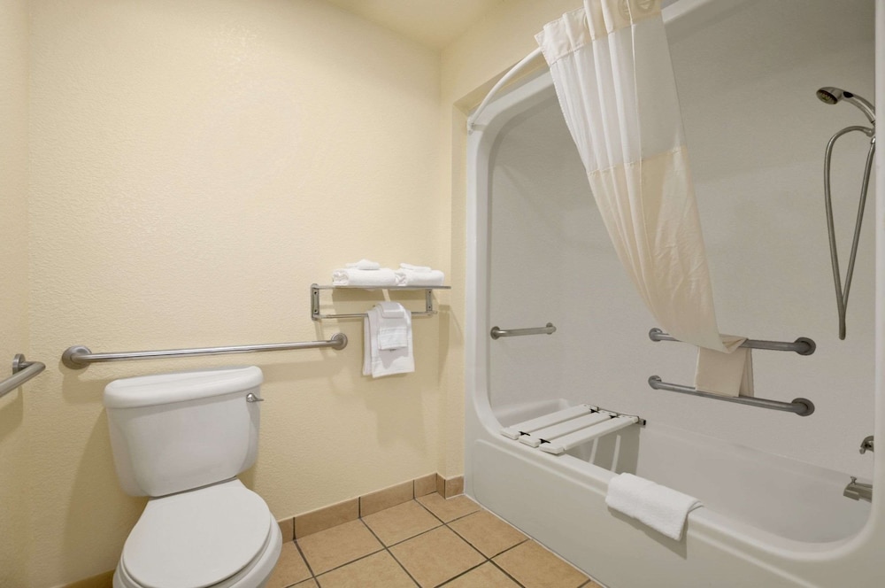 Days Inn & Suites by Wyndham San Antonio North/Stone Oak 23/63