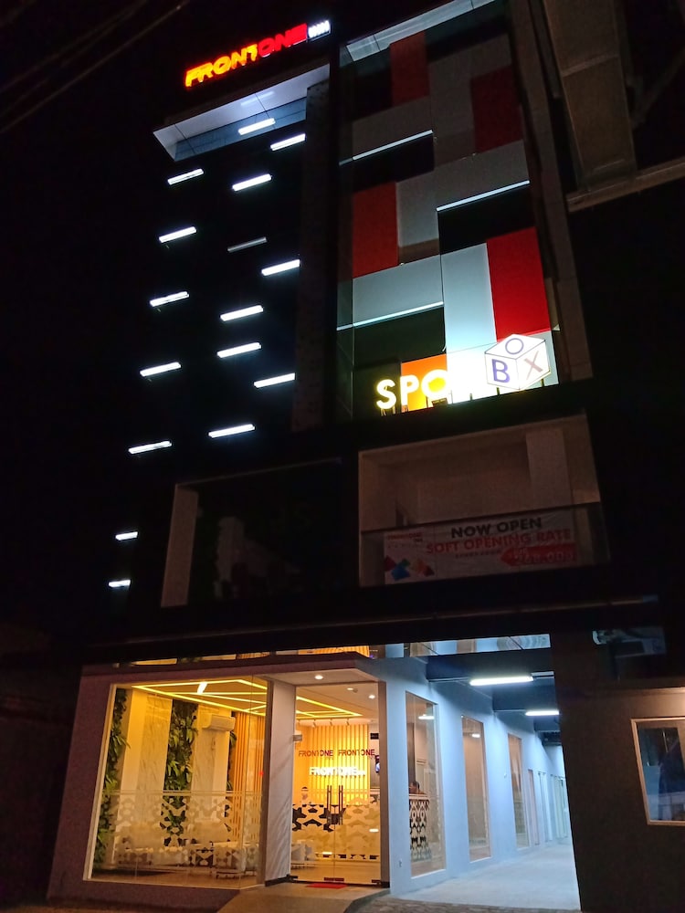 Front One Inn Kediri 4/61