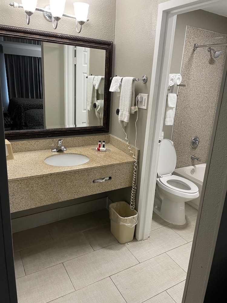 Days Inn & Suites By Wyndham Collierville Germantown Area 12/25