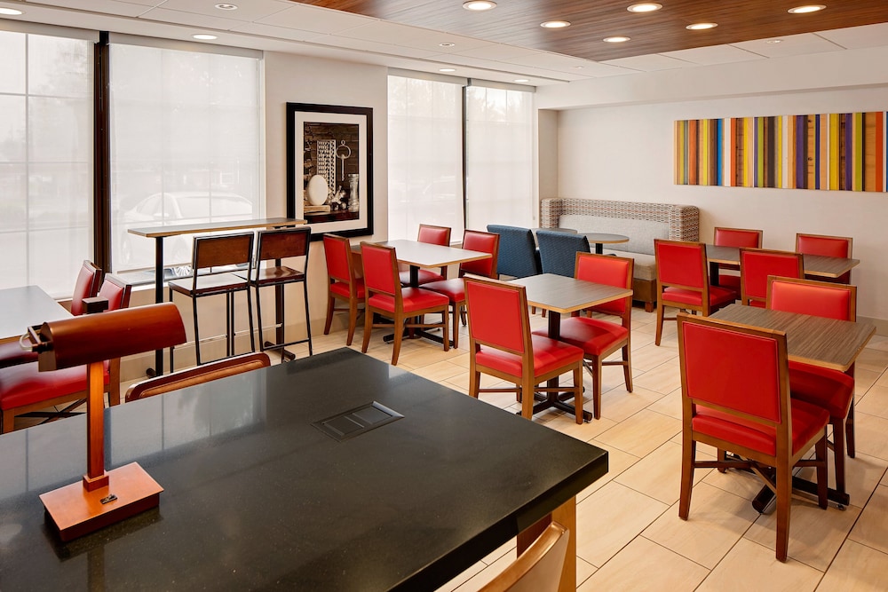Holiday Inn Express Harrisburg East 49/71