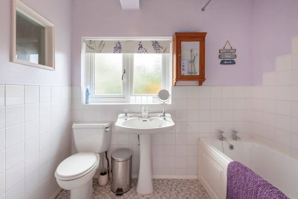 Ceilidh Cottage 44/48