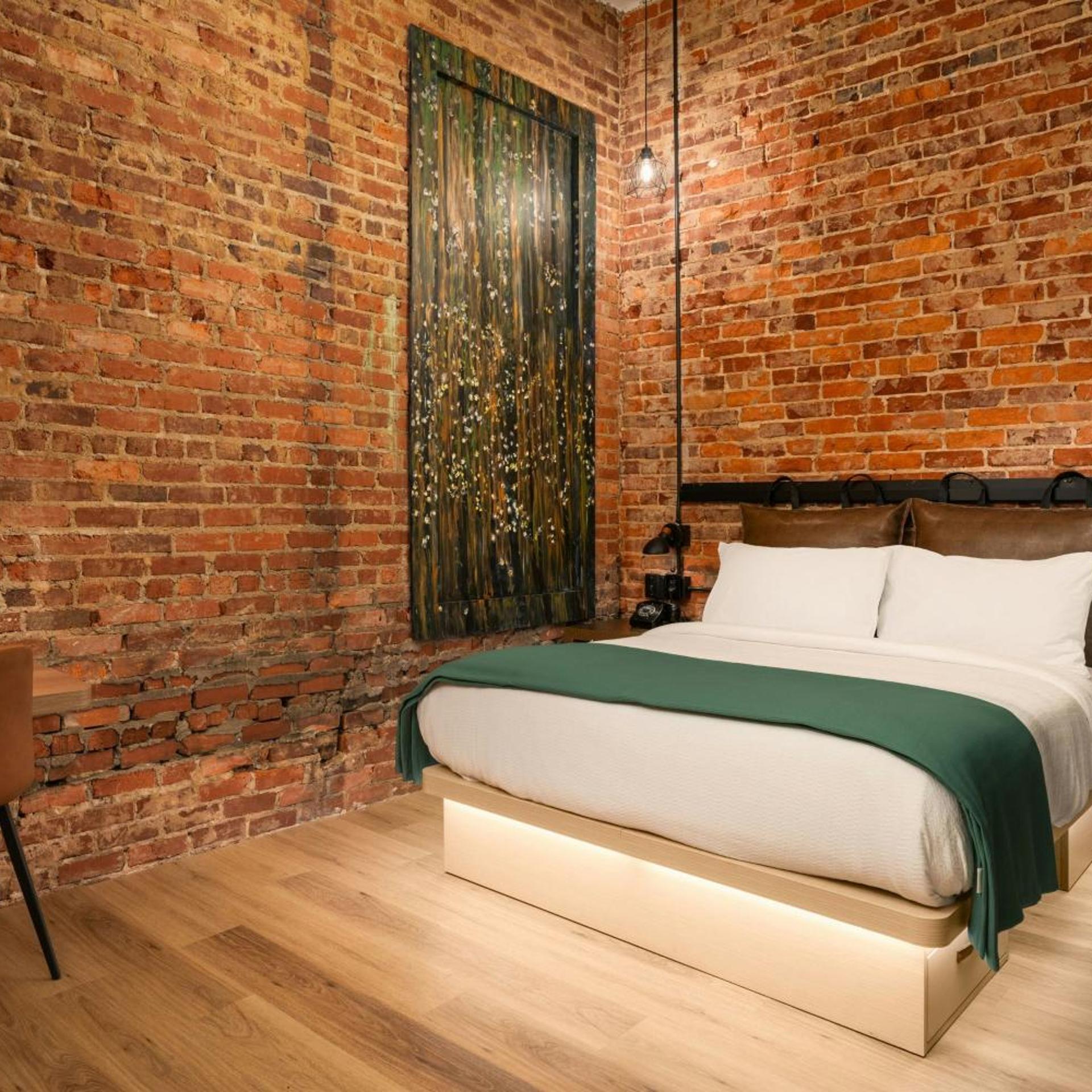 Room, Queen Bed, No Window