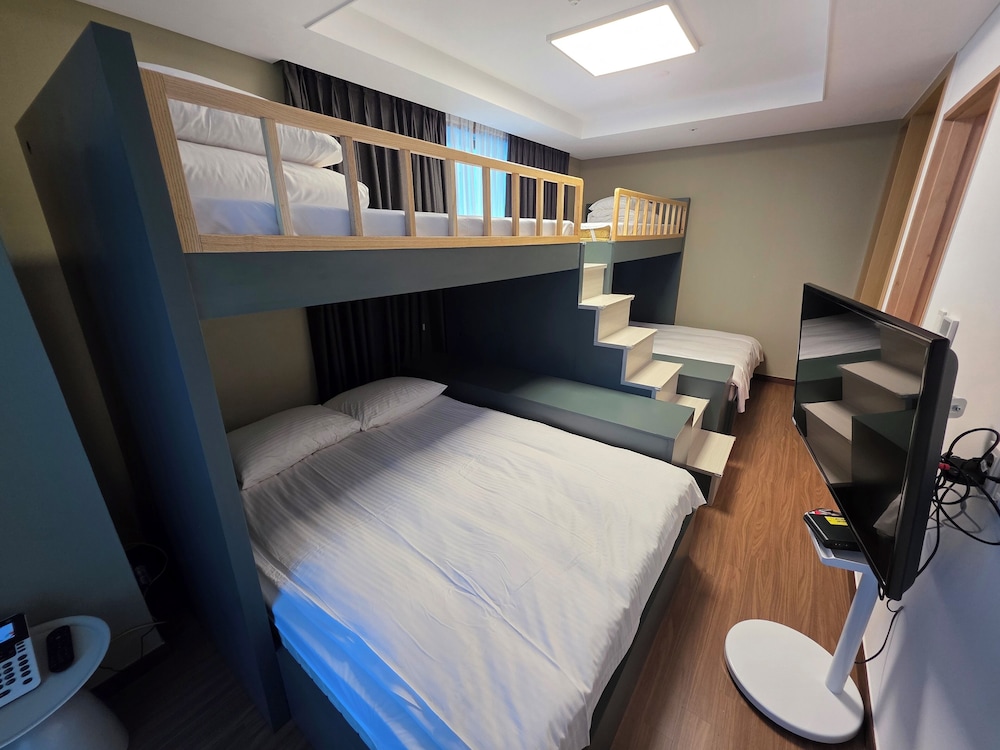 BUNKER, FAMILY SUITE