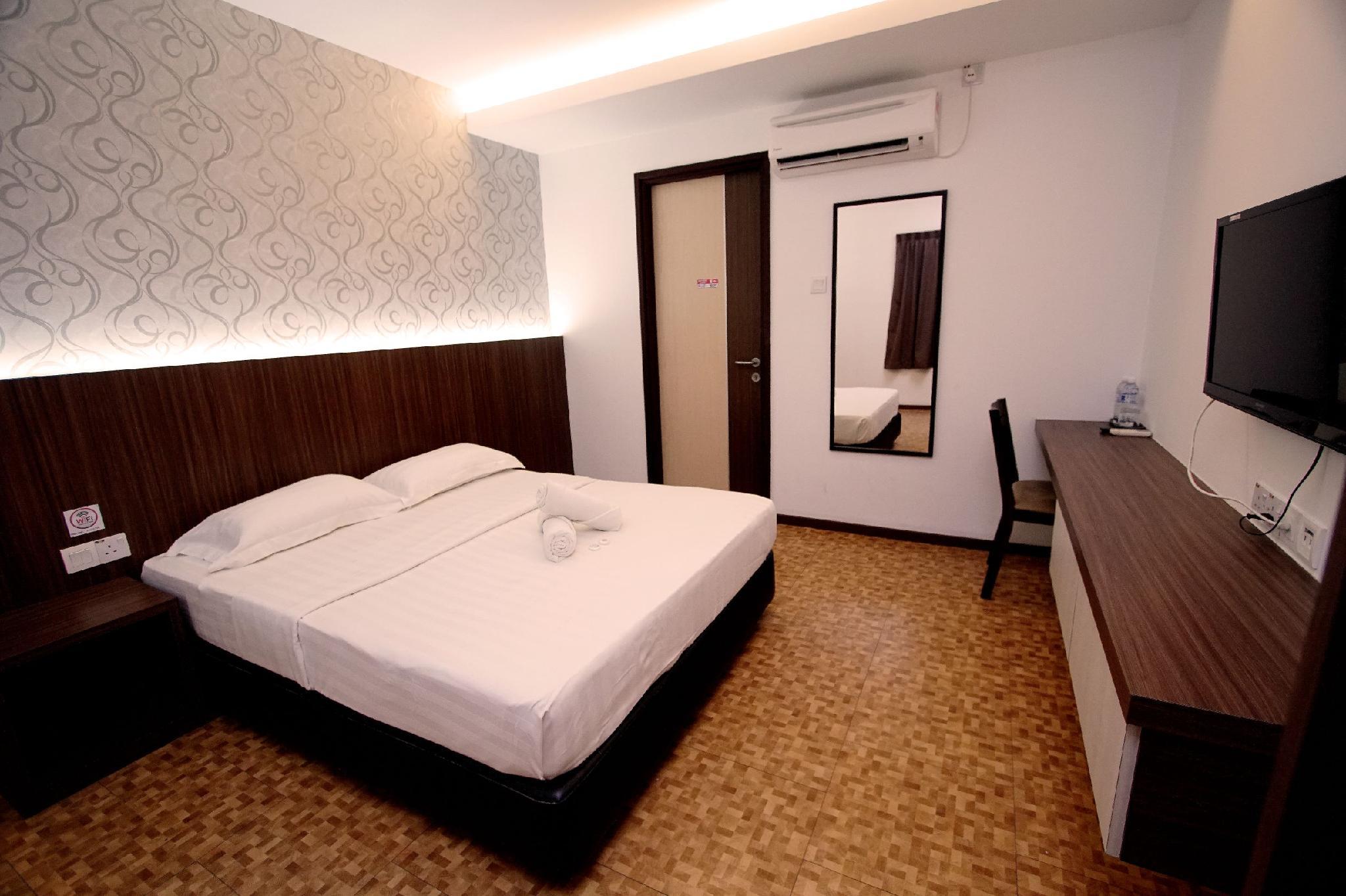 Deluxe, Queen Bed, No Window