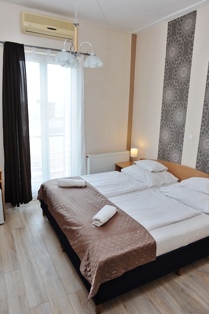 Hotel Papillon 5/50