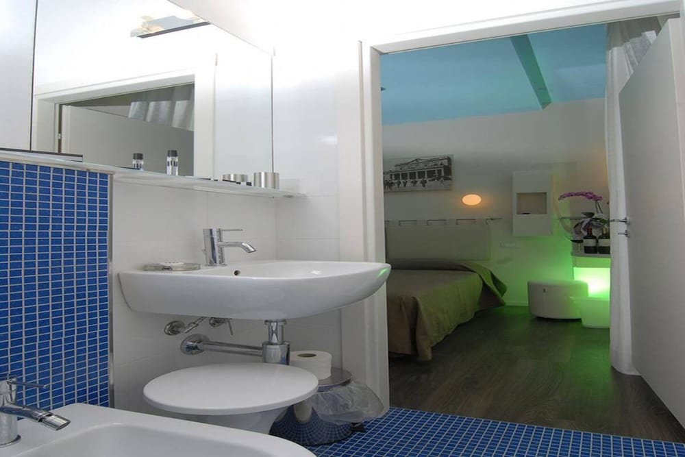 ROOM, DOUBLE BED