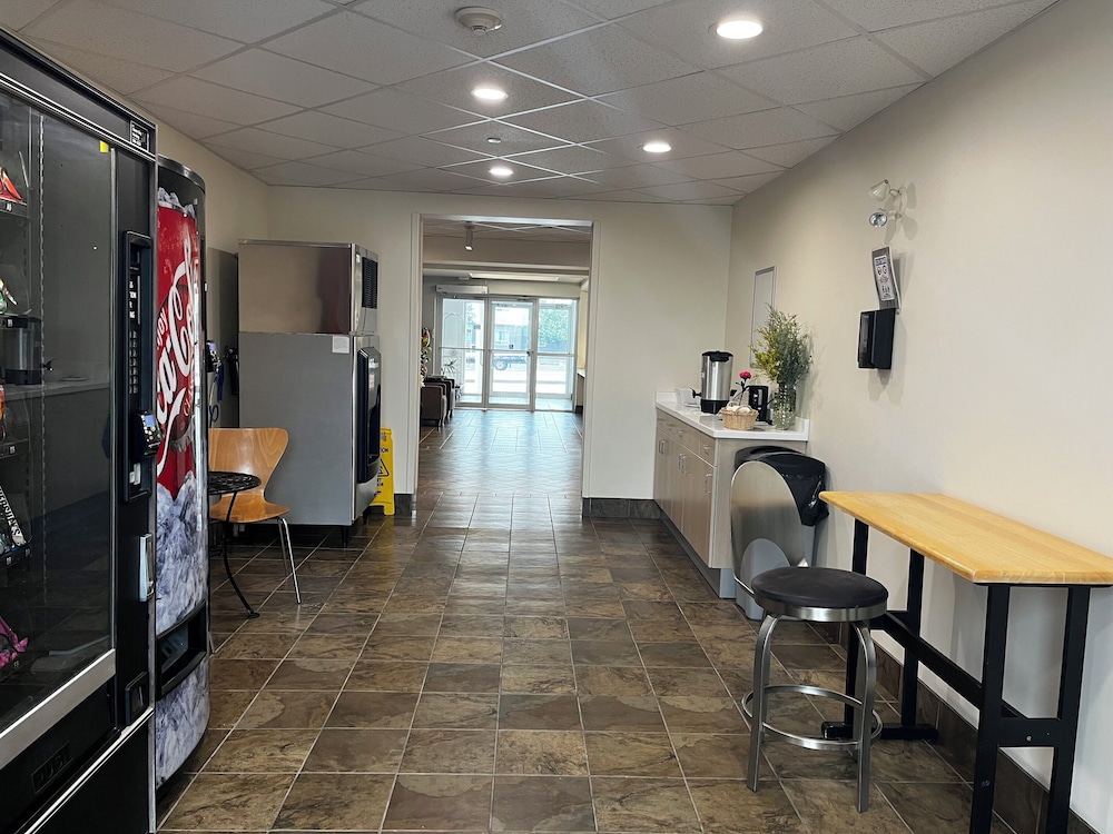 Super 8 by Wyndham Estevan 29/47