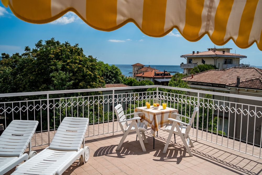 Hotel Villa Dei Fiori 44/56