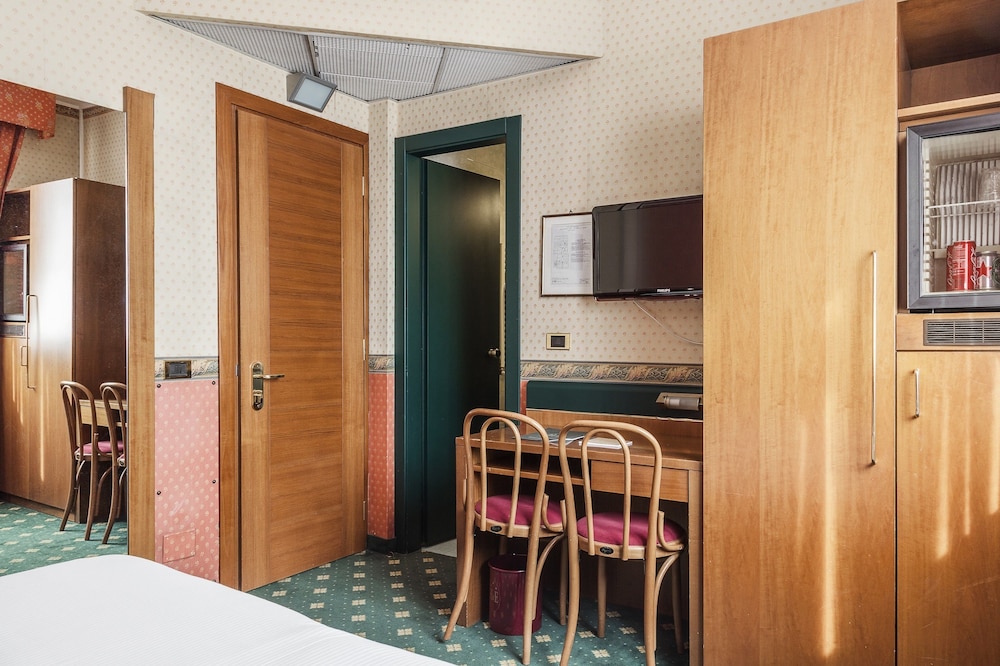 Hotel Des Etrangers 30/41