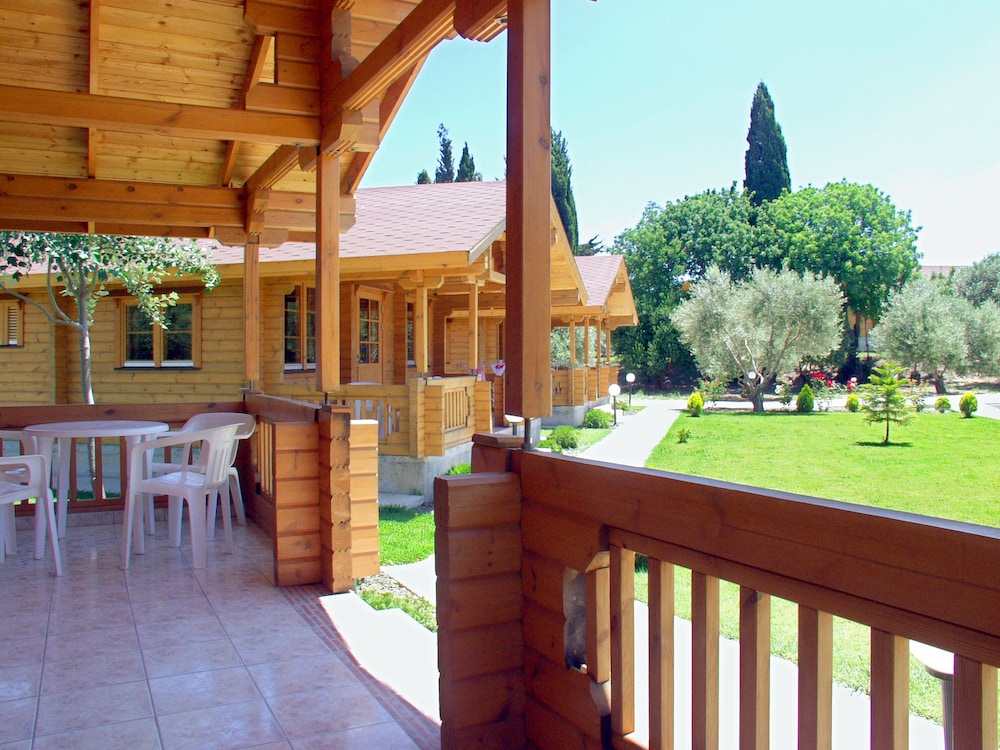 Sandys Studios Apartments And Log Villas 43/46