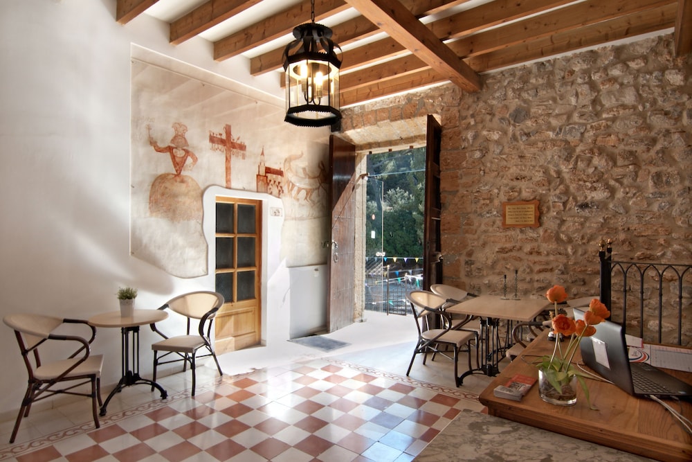 Petit Hotel Hostetgeria La Victoria 26/46