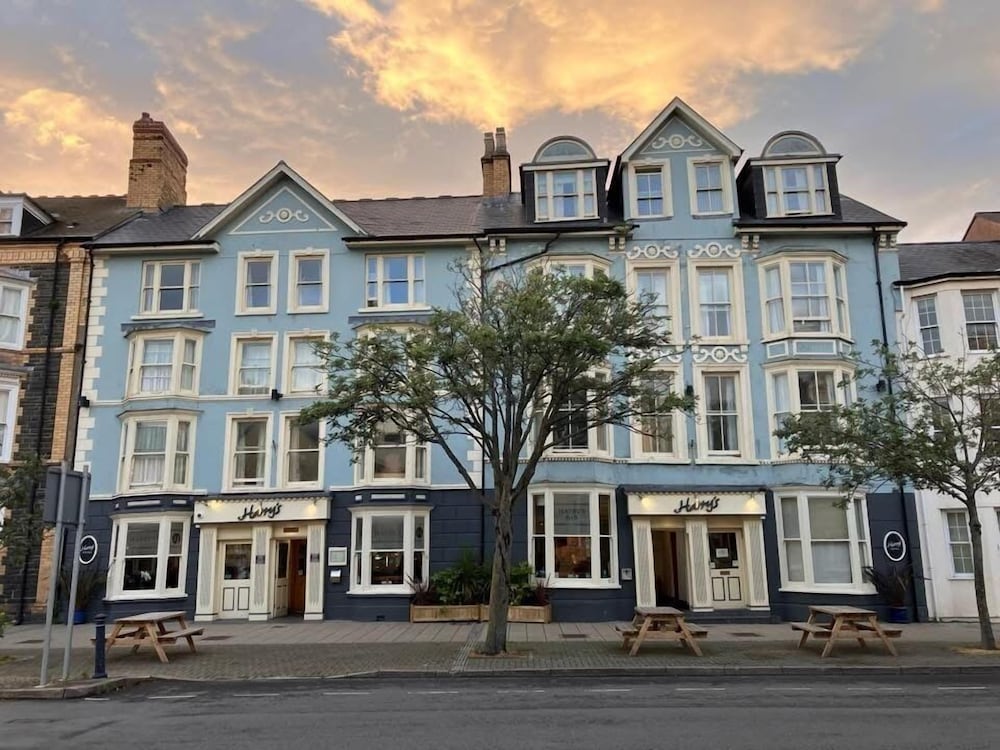 Harry's Hotel 4/48