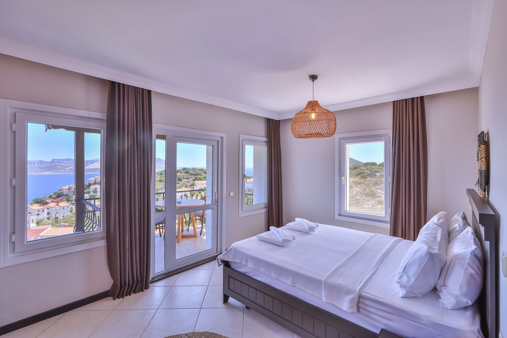 DELUXE, SUITE, KING BED, SEA VIEW, BALCONY