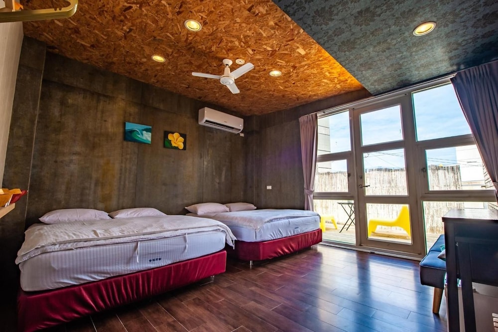 ROOM, QUADRUPLE