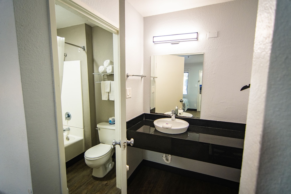 غرفة قياسية بسريرين مزدوجين، Motel6 Ft. Pierce, FL 7/10