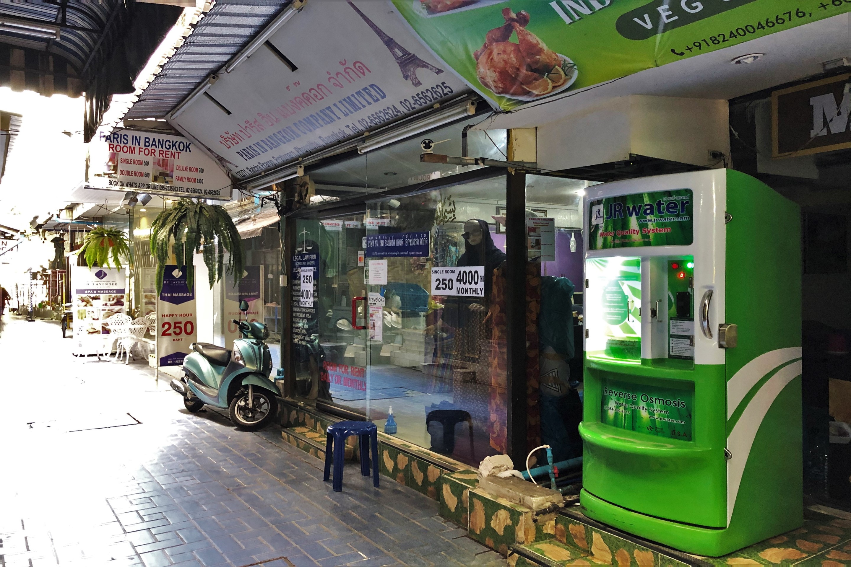Paris in Bangkok 1/22