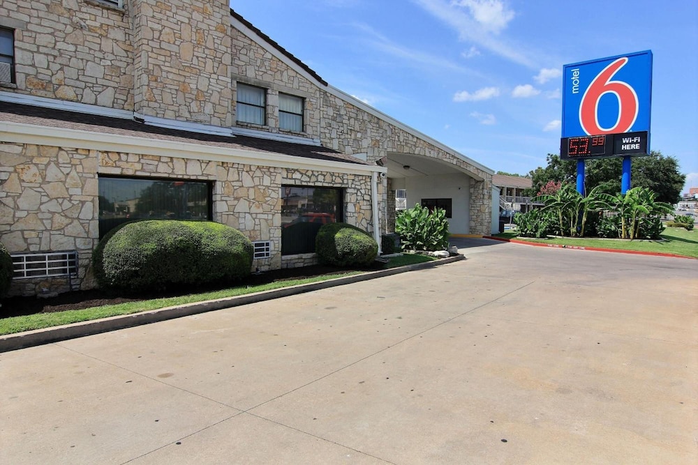 Motel6 Austin, TX - Central Downtown UT 46/53