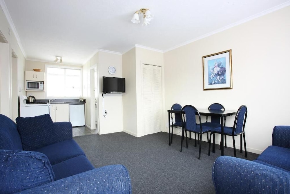 Queens Park Motels 39/60