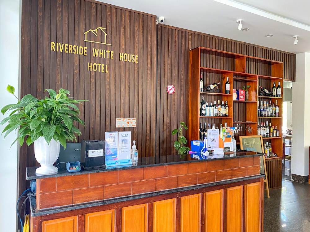 Riverside White House Villa 9/50