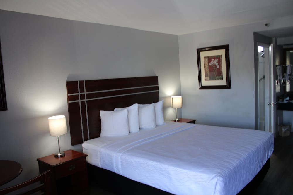 Rancho San Diego Inn and Suites (Ex SureStay Plus Hotel by Best Western El Cajon) 16/39