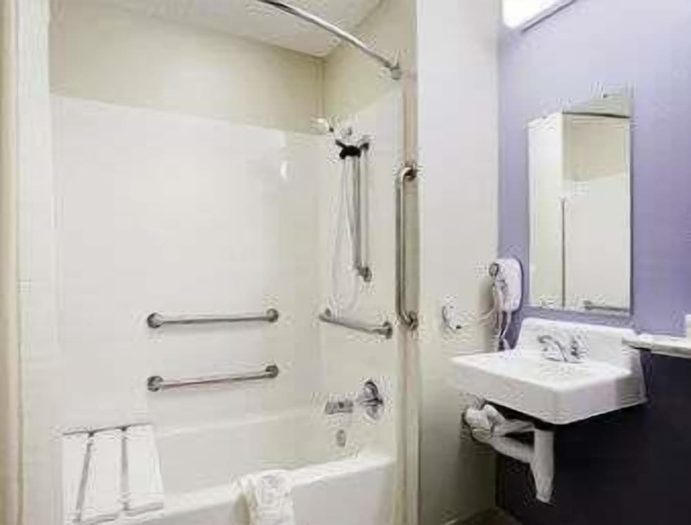 Microtel Inn Suites By Wyndham Albany Airport 44/49