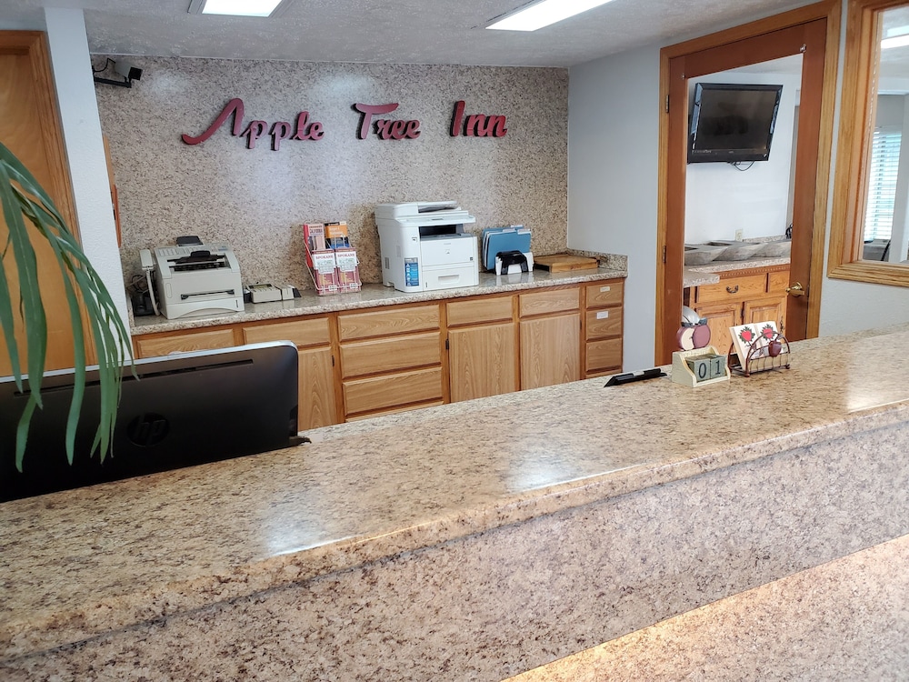 Apple Tree Inn 2/33