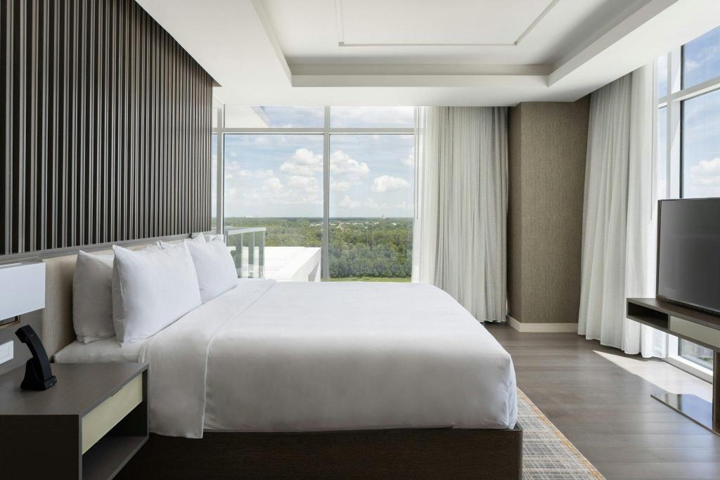 1 Bedroom, Luxury, Suite, King Bed, Fireworks View, Balcony