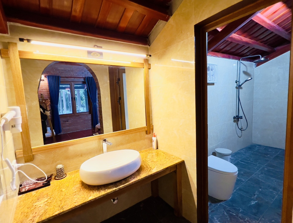 غرفة تقليدية ثلاثية بسرير كينج وسرير فردي بإطلالة على المسبح، Ninh Binh Family Homestay 4/4