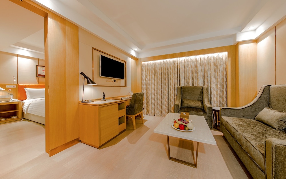 Royal Dragon Hotel 18/30