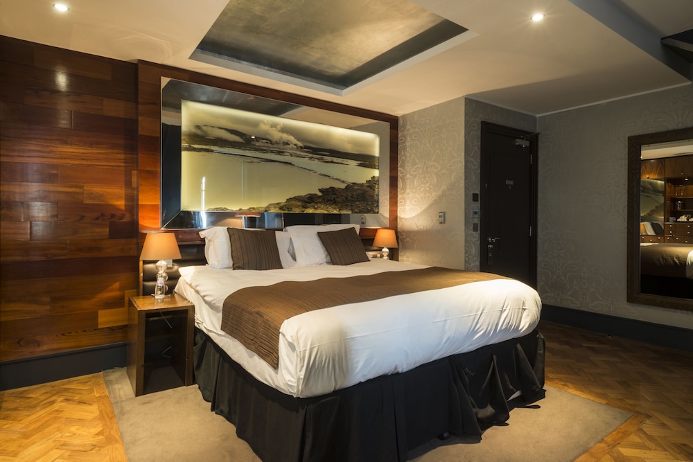 EXECUTIVE, DOUBLE OR TWIN BED