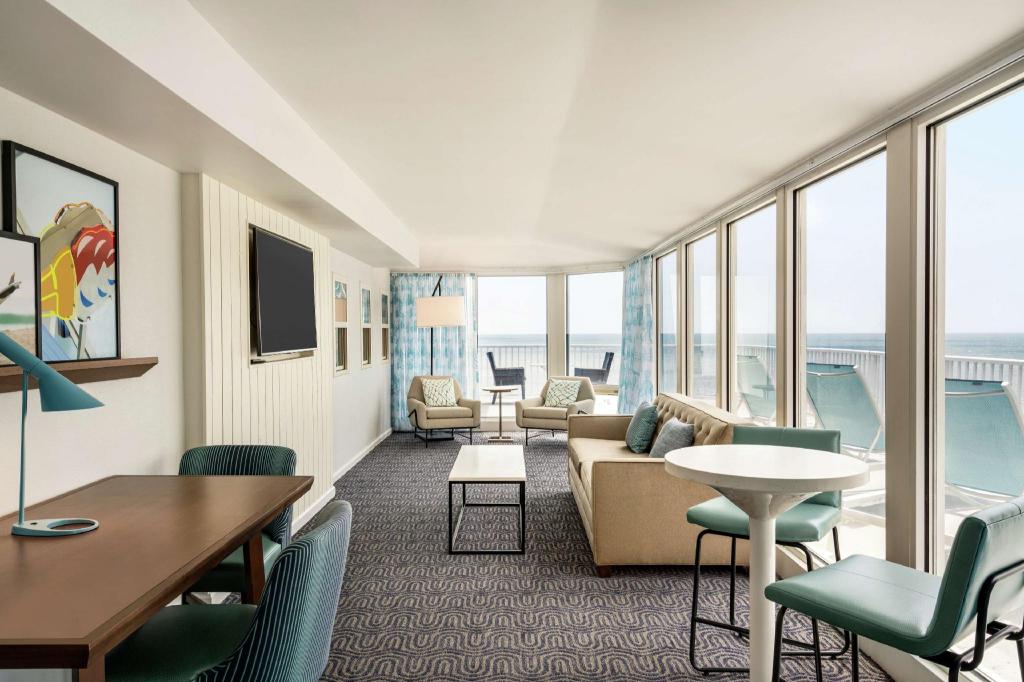 JUNIOR SUITE, 2 QUEEN BEDS, OCEAN FRONT, BALCONY, KITCHEN, CORNER