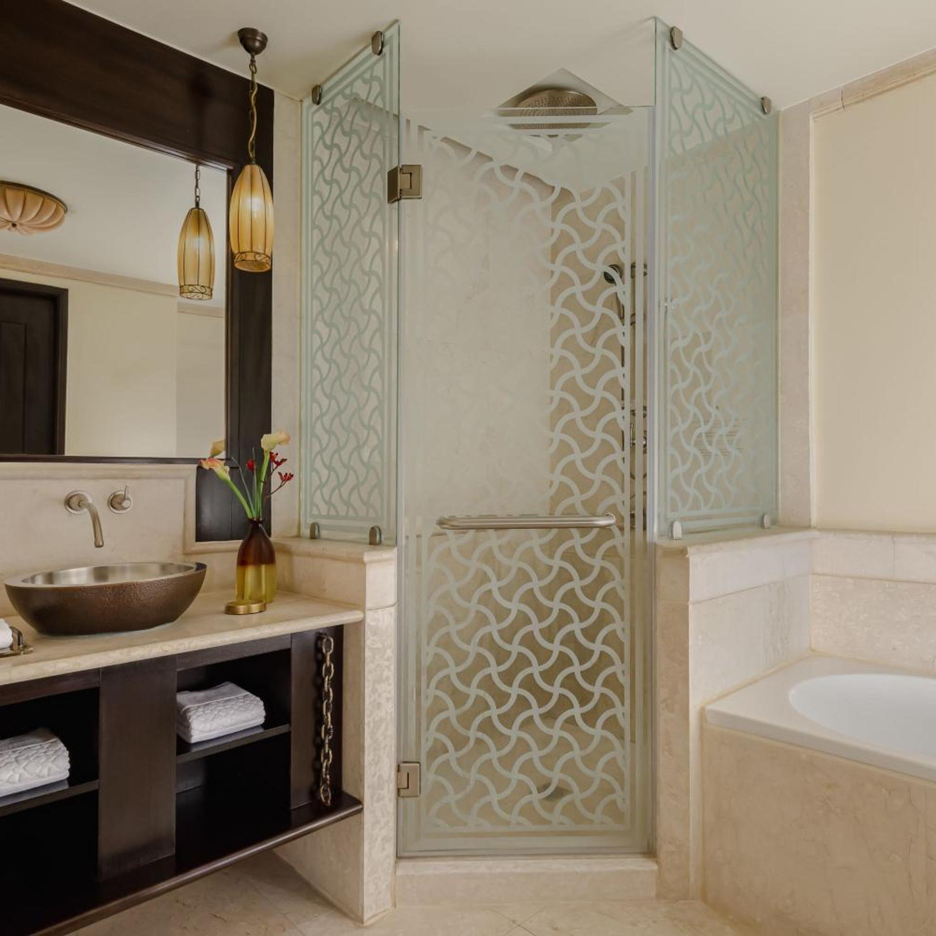 Guest Room, Deluxe, Twin Beds, Resort View، Sharq Village & Spa, a Ritz-Carlton Hotel 4/4