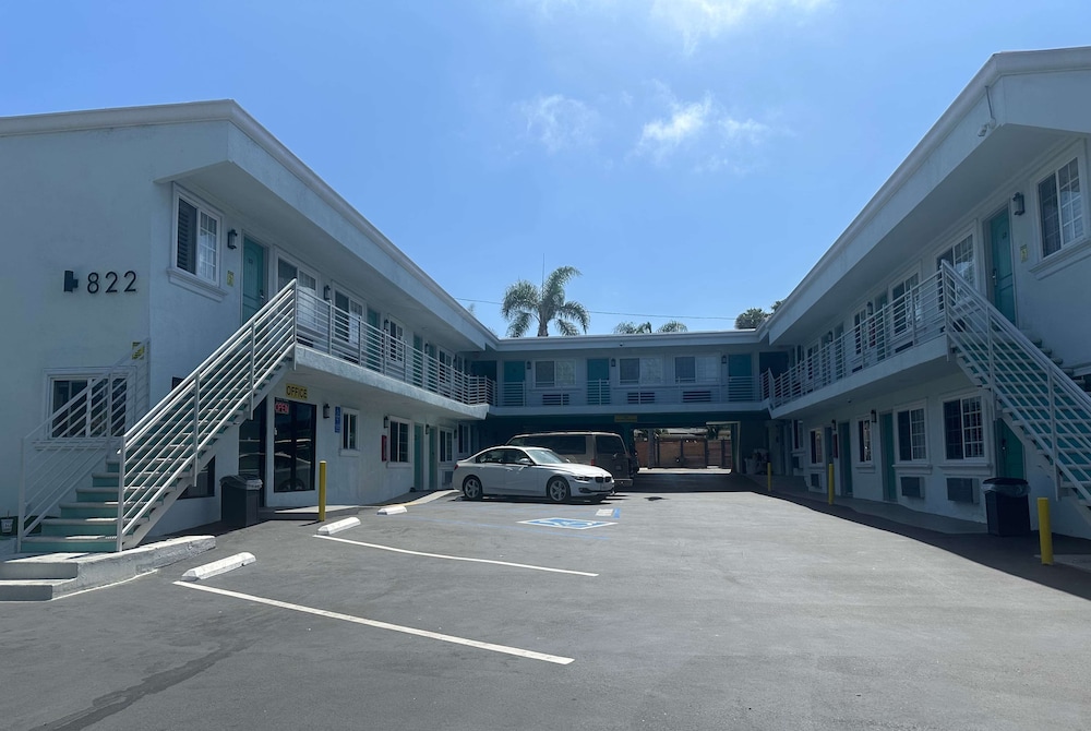 Super 8 by Wyndham Oceanside Downtown 44/50