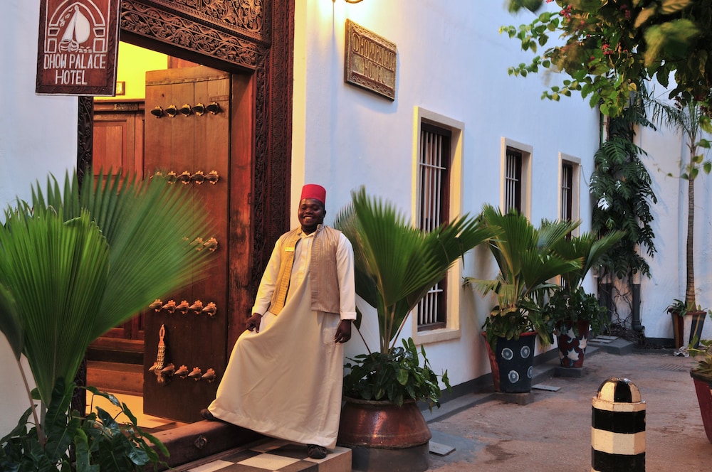 Dhow Palace Hotel 57/75