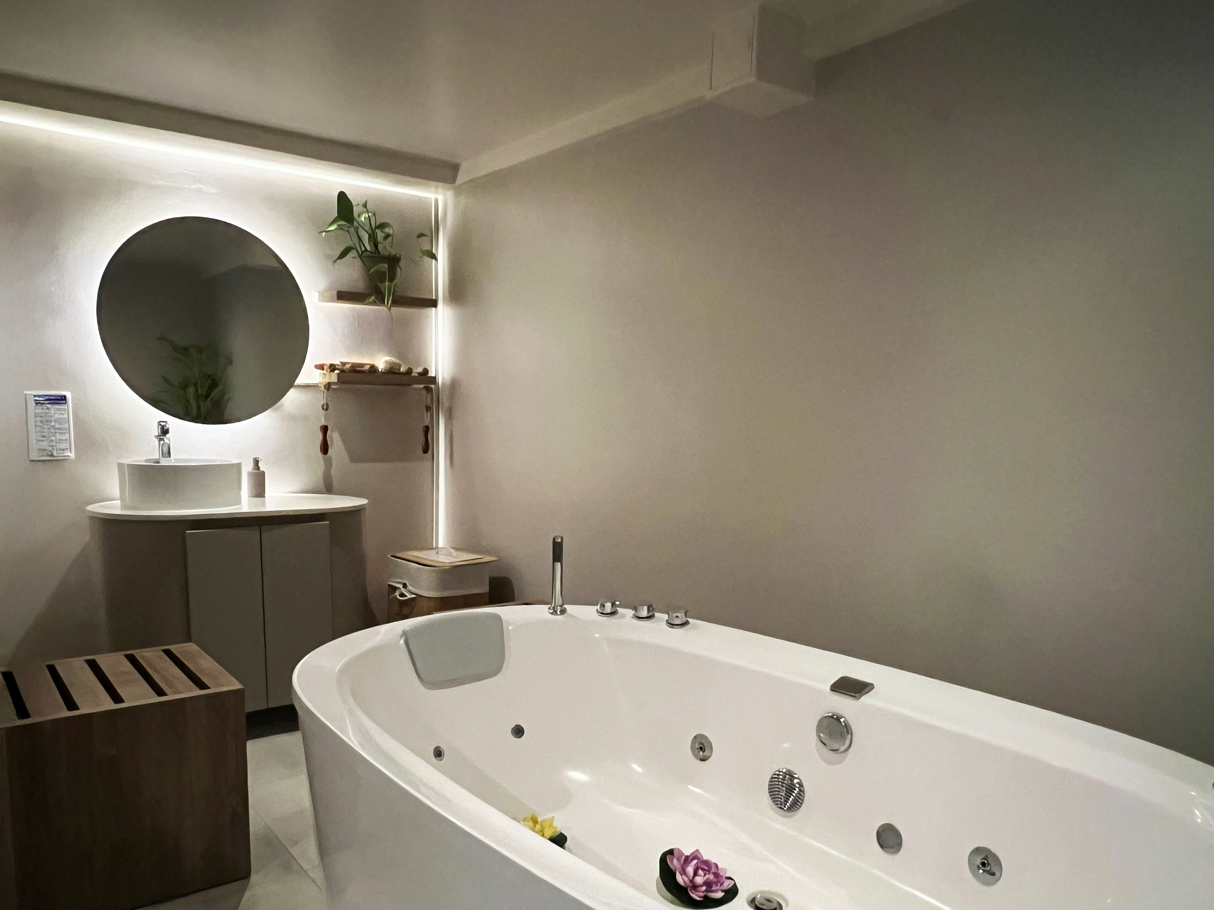 York Medellin, Curio Collection by Hilton 59/60