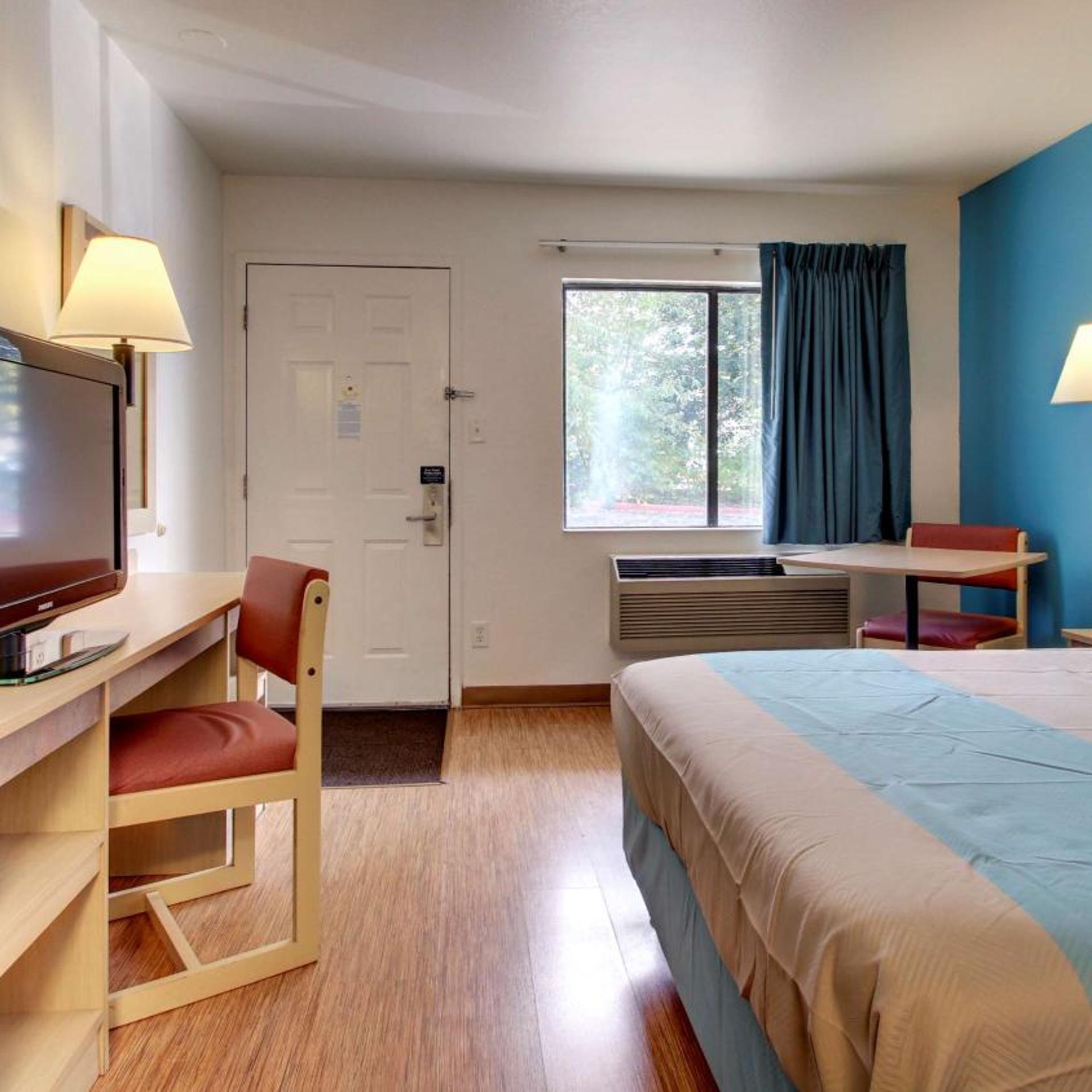 ROOM, QUEEN BED