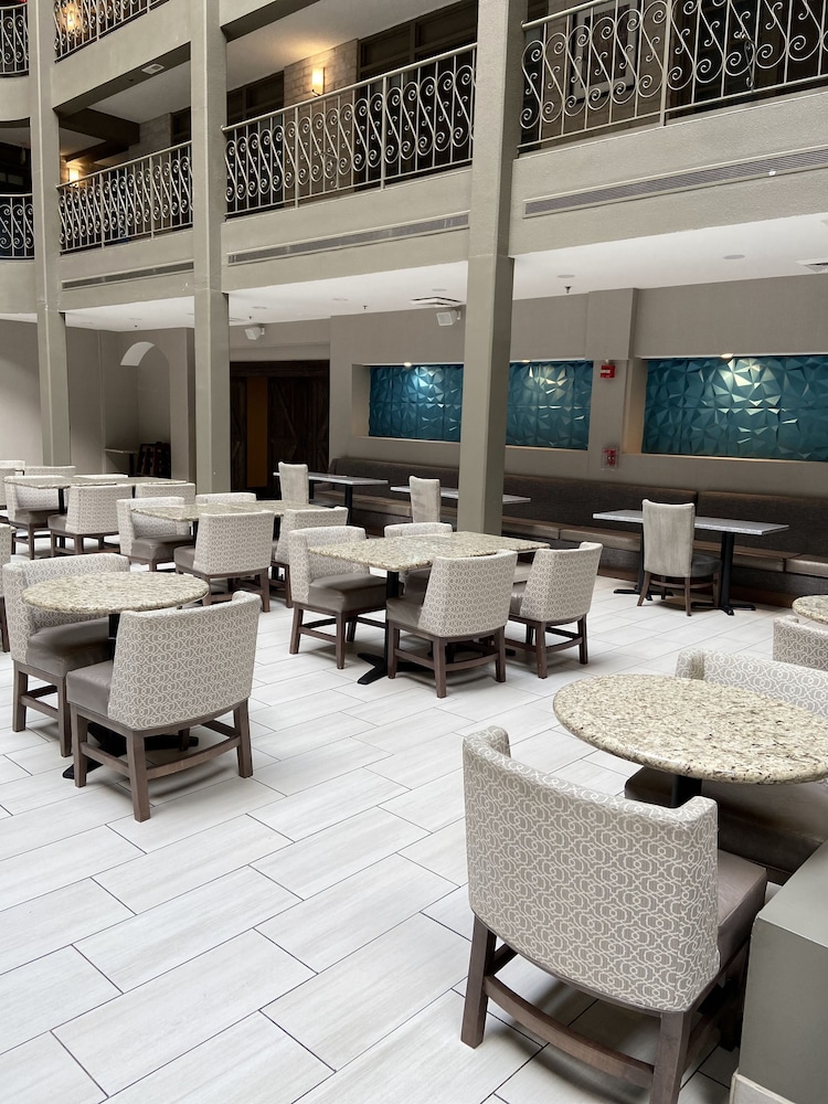 Embassy Suites by Hilton Chicago Schaumburg Woodfield 43/55