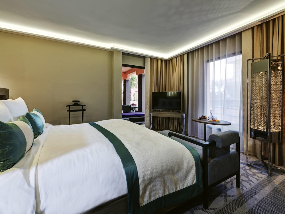 Senior, Suite, King Bed