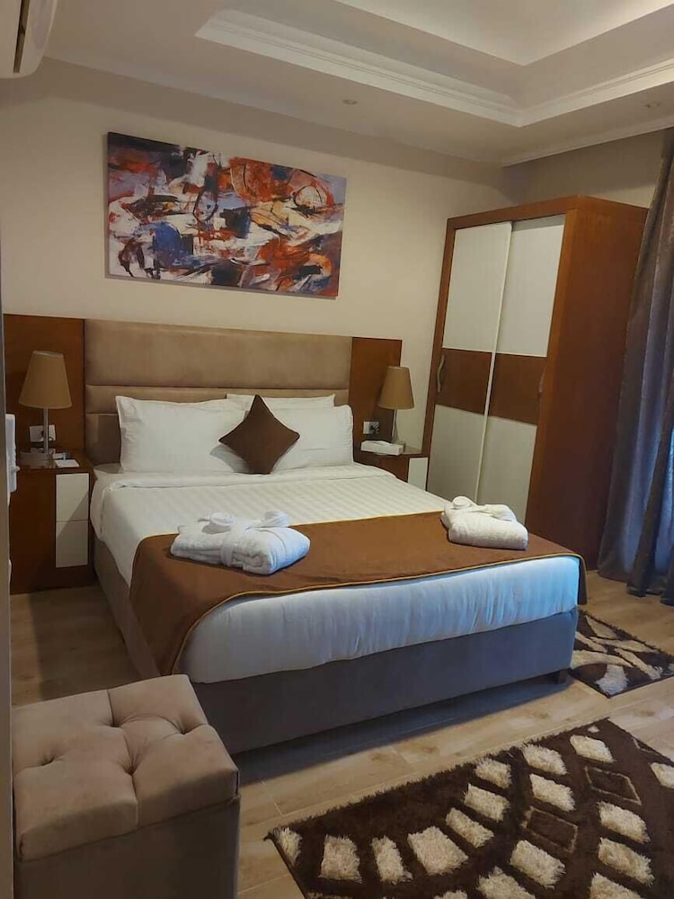 2 Bedrooms, Suite, 2 Double and Twin Beds