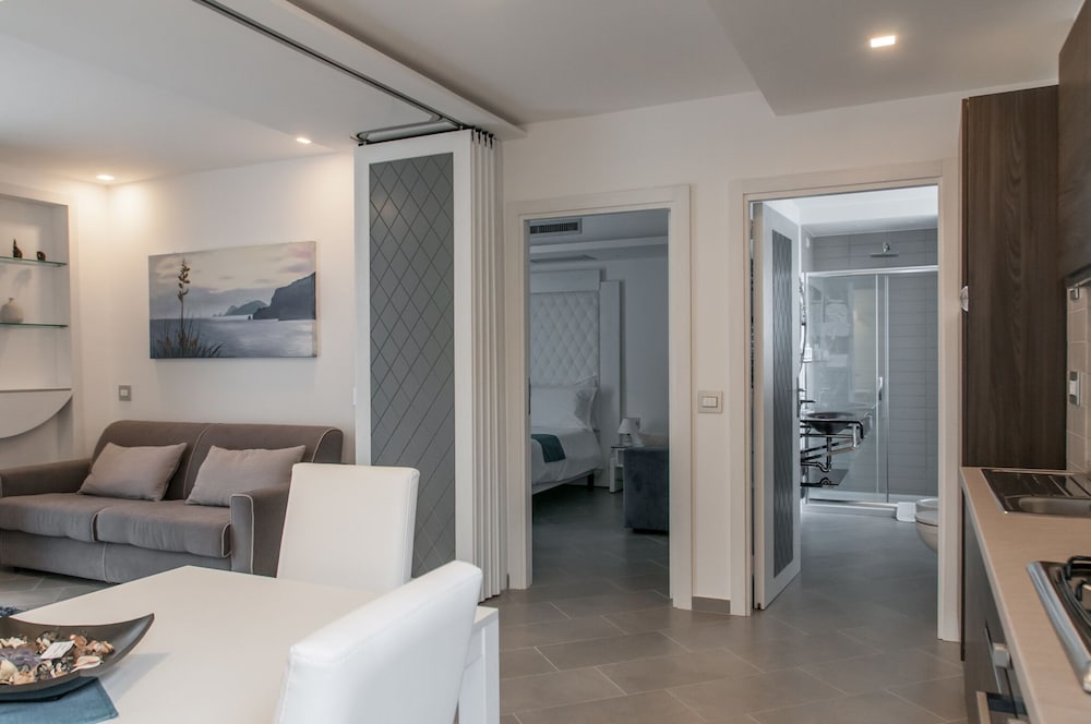 Tasso Suites 51/71