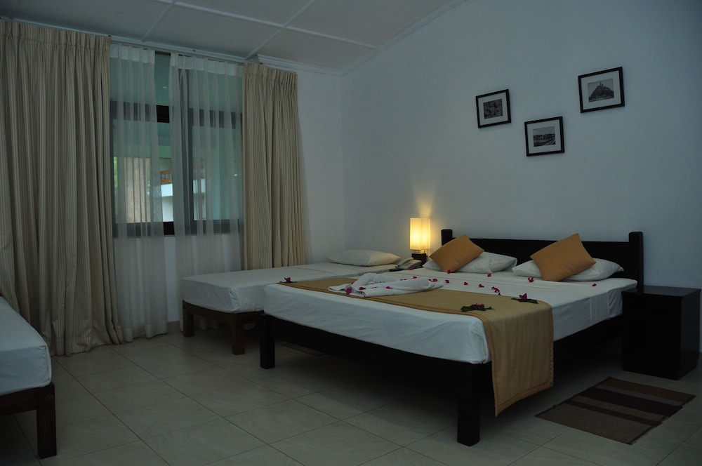 The Lakeside Hotel At Nuwarawewa 9/50