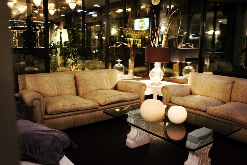 Rouge Hotel International 35/50