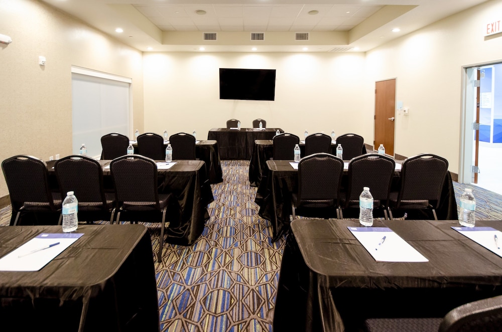 Holiday Inn Express and Suites Taylor 50/52