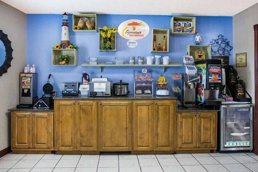 Super 8 by Wyndham Hot Springs 18/22