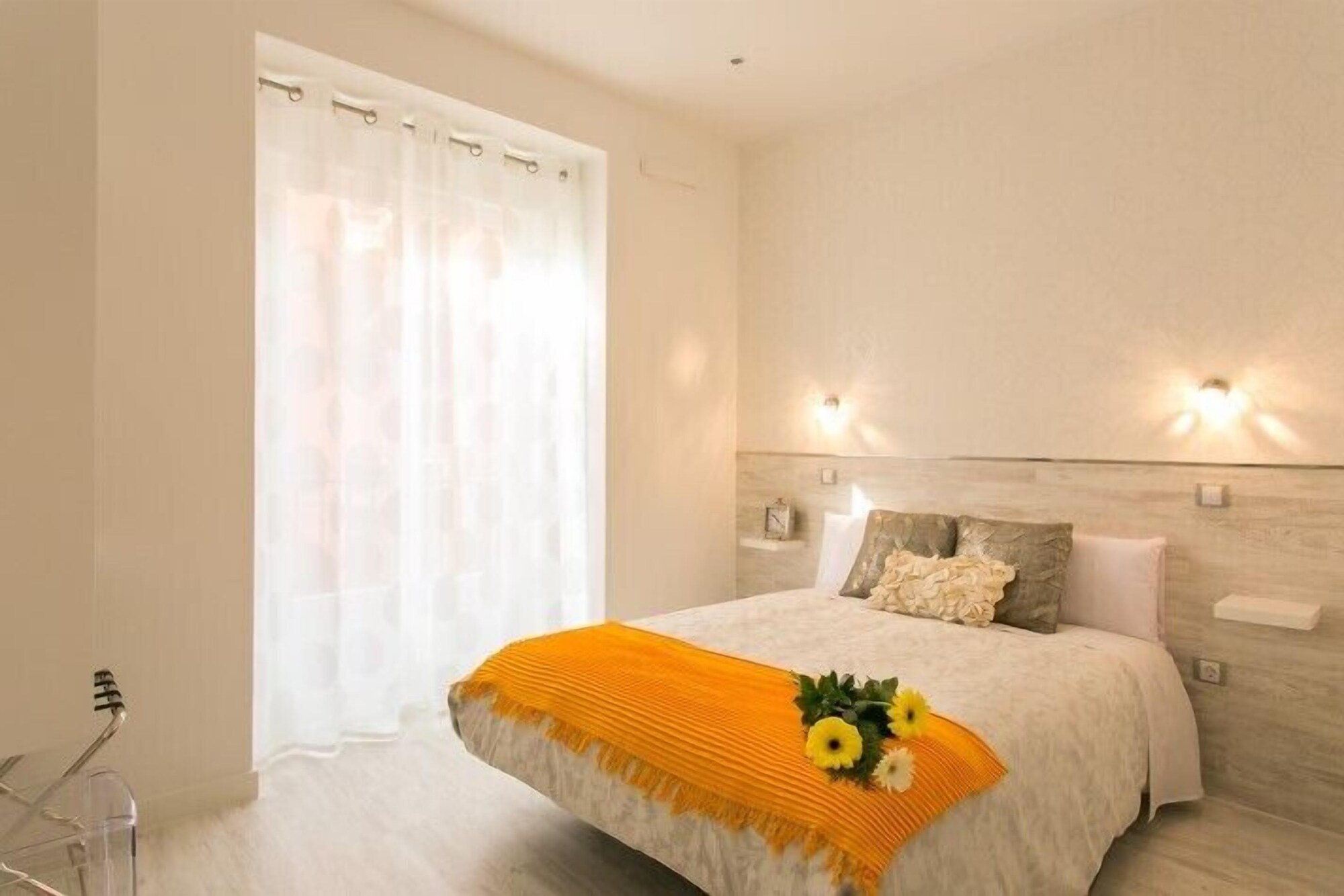 EXTERIOR, DOUBLE BED