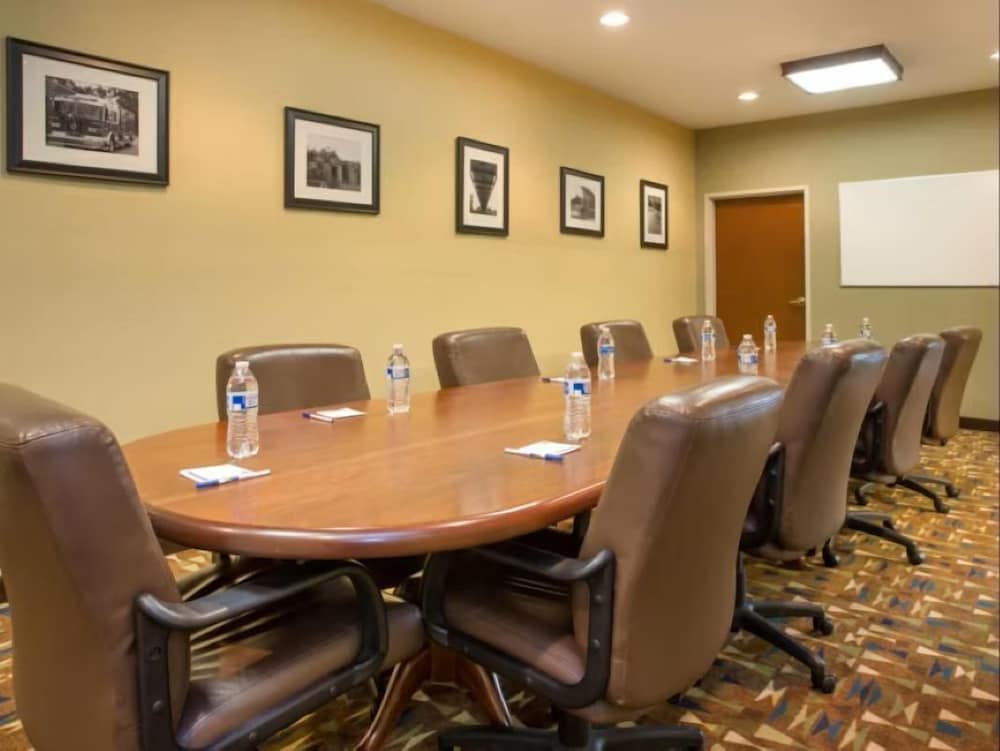 Holiday Inn Express Kalamazoo 41/47