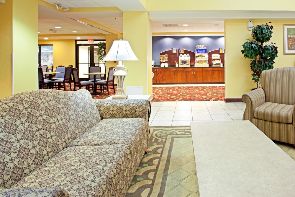 Holiday Inn Express Richmond Airport 8/60