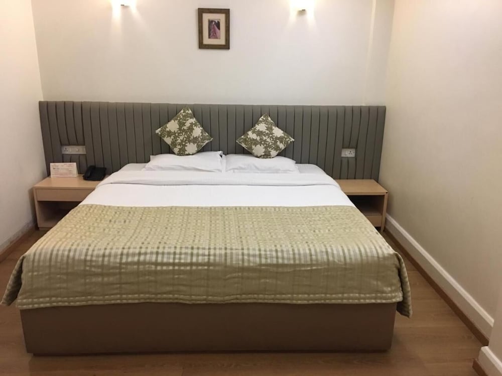 Diplomat Hotel 17/59